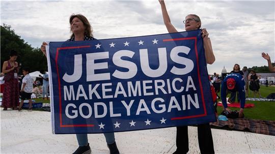 „Jesus mach Amerika wieder gottesfürchtig“, steht auf einem Banner bei der Gebetsveranstaltung. 