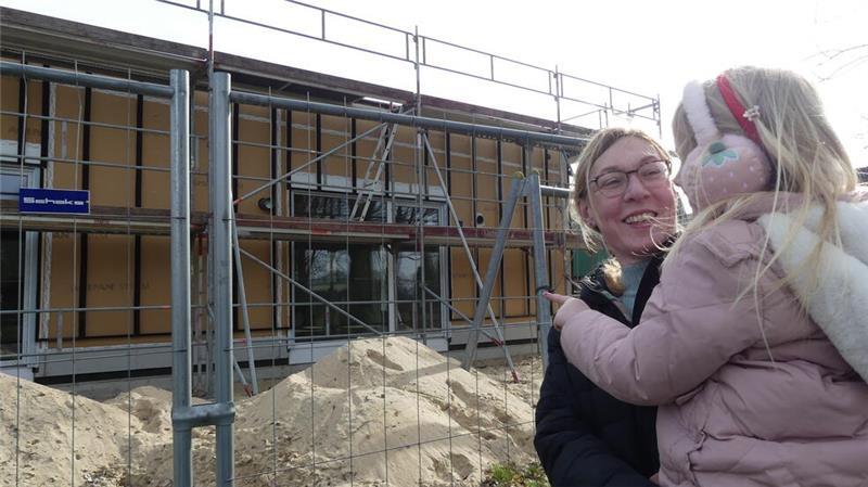 Jette Marie (4) interessiert sich sehr für das Geschehen hinter dem Bauzaun. Mutter Julia Müller-Freudenthal engagiert sich im neugegründeten Förderverein des Hüller Kindergartens.