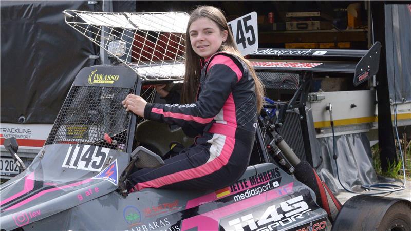 Jette Mehrens (12) vom MC Elm sichert sich die Siegpunkte in der Klasse Junior Buggy.