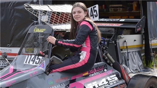 Jette Mehrens (12) vom MC Elm sichert sich die Siegpunkte in der Klasse Junior Buggy.