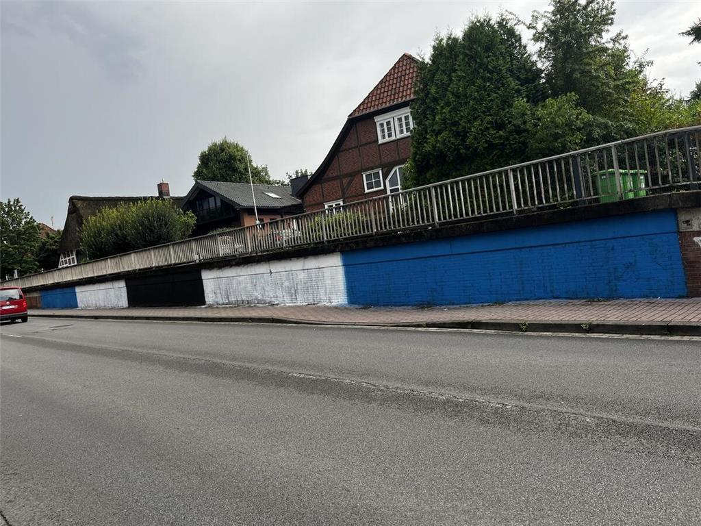 Jetzt Schwarz-Weiß-Blau: Spundwand an der Harburger Straße in Stade.