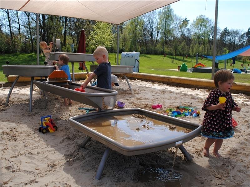 Jetzt dreht Pauline am Wasserrad.