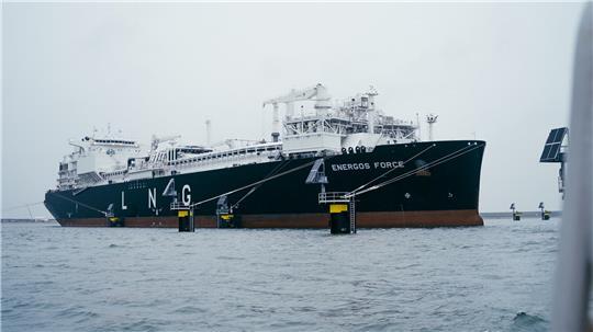 Jetzt geht sie in Skagen auf Reede. Dabei sollte die Energos Force (früher Transgas Force) eigentlich längst in Stade als schwimmendes LNG-Terminal in Betrieb sein.