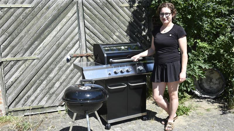 Diese Altländerin grillt am besten Jetzt hat Camilla Hannemann zwei Grills: Einmal Gas und einmal Holzkohle.