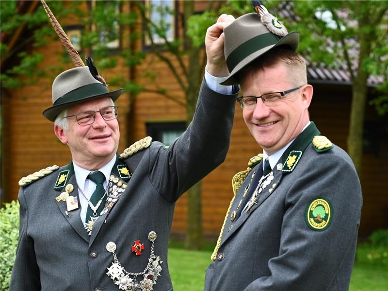 Jetzt hat er den Hut auf: Thomas Aldag (rechts) übernimmt von Lüder Pott den Vorsitz der 540 Ahlerstedt Schützen. Foto: Ahrens