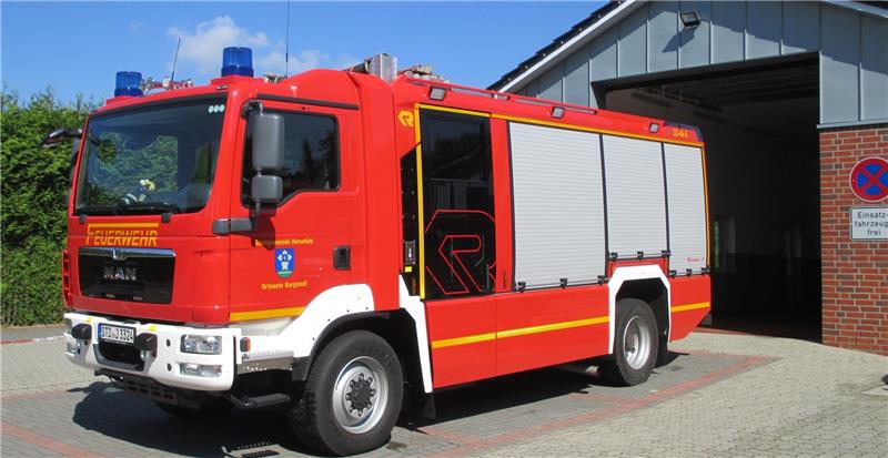 Jetzt ist bei der Feuerwehr in Bargstedt genug Platz : das neu in Dienst gestellte Löschfahrzeug HLF 10 vor der neuen Garage. Foto Feuerwehr
