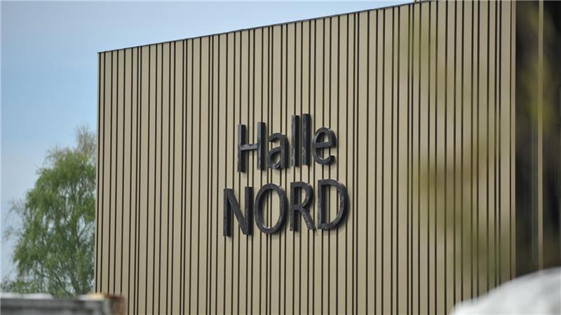 Halle Nord: BSV und Stadt läuten neue Ära ein - Das ist der Spielplan Jetzt mit Schriftzug: Die Halle Nord nimmt weiter Gestalt an.