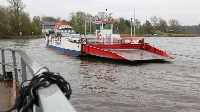 Das Hin und Her bei der Schleifähre „Missunde III“ Jetzt soll zunächst erneut die „Missunde II“ den Fährverkehr sichern. (Archivbild)