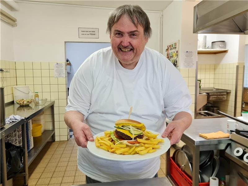 Jetzt versucht sich Gastwirt Dieter Murck auch an hausgemachten Burgern. Er nutzt die Krise für Experimente in der Küche. Fotos: Beneke