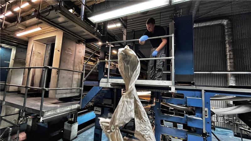 Jetzt wird abgewickelt: Matthias Bauer hat das letzte Papier aus dem Druckturm gezogen und wirft es nach unten.