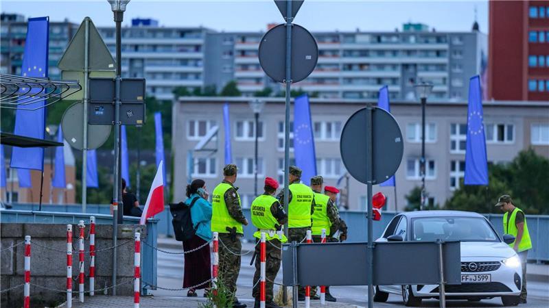 Polen und Deutsche kontrollieren Reisende an der Grenze Jetzt wird auf beiden Seiten der Grenze kontrolliert.