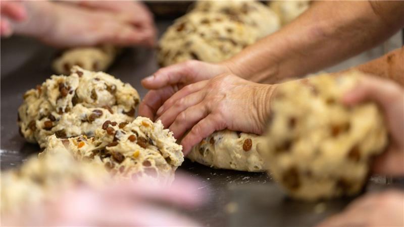 Jetzt wird wieder geknetet: In einer Bäckerei in Thüringen wird der Teig für Weihnachtsstollen zubereitet. 