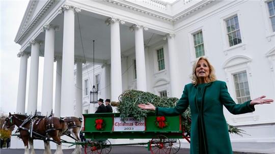 Jill Biden nimmt den offiziellen Weihnachtsbaum für das Weiße Haus in Empfang.