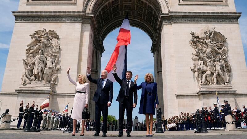 Biden zum Staatsbesuch bei Macron in Paris Jill und Joe Biden zusammen mit Emmanuel und Brigitte Macron vor dem Arc de Triomphe in Paris.