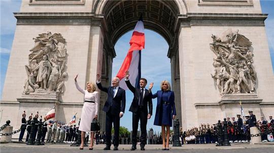 Jill und Joe Biden zusammen mit Emmanuel und Brigitte Macron vor dem Arc de Triomphe in Paris.
