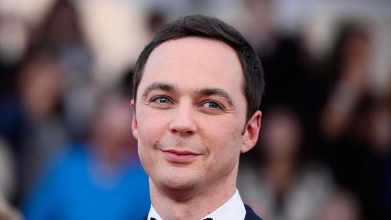 Jim Parsons und Katie Holmes in Theaterstück am Broadway Jim Parsons, bekannt aus der Sitcom „The Big Bang Theory“, kehrt an den Broadway zurück.