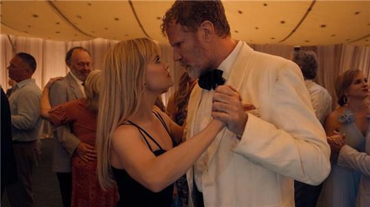 Jim (Will Ferrell) und Margot (Reese Witherspoon) geraten in „Ihr seid herzlich eingeladen“ aneinander, weil sie dasselbe Hotel für eine Hochzeitsfeier gebucht haben.