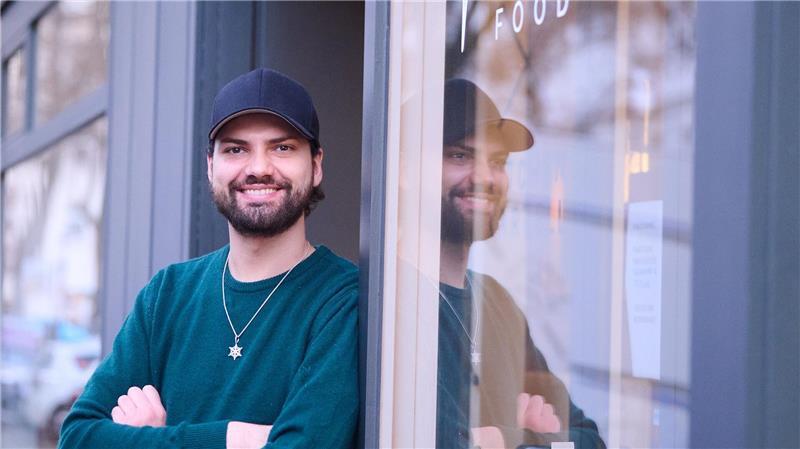 Prozess: Jimi Blue Ochsenknecht muss Geldbuße zahlen Jimi Blue Ochsenknecht steht vor dem Kitchenkartell in Charlottenburg.
