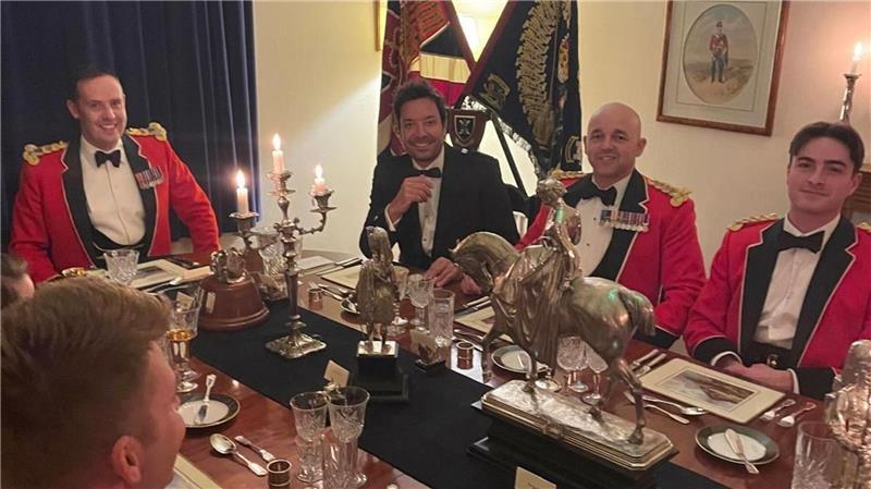 Jimmy Fallon feiert im Kilt mit Soldaten in Schottland Jimmy Fallon wurde spontan zum Dinner eingeladen.