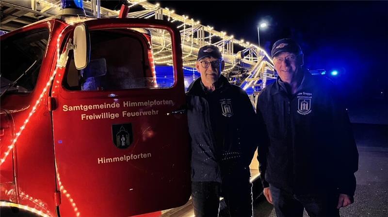Joachim Braack und Wilfried Weinert haben den fast 75 Jahre alten Feuerwehr-Oldie, die Drehleiter, herausgeputzt und bilden den leuchtenden Abschluss des Umzugs.