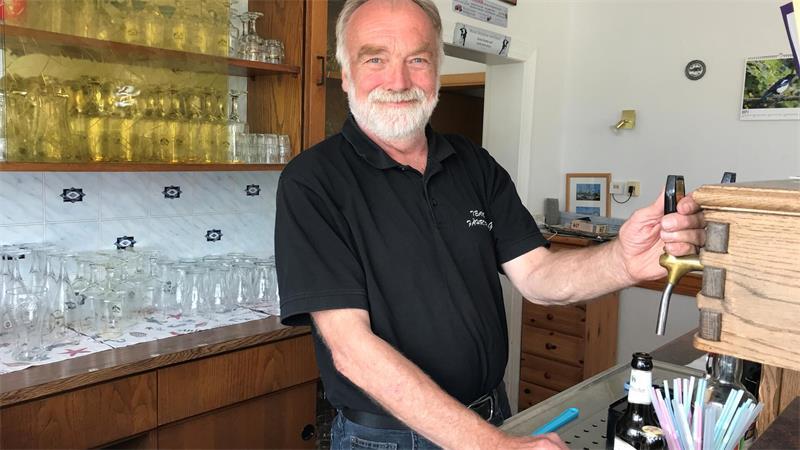 Fährmann-Schluck und Osteschlicktorte: Ein Besuch im Fährkrug Brobergen Joachim Hoops packt mit an.