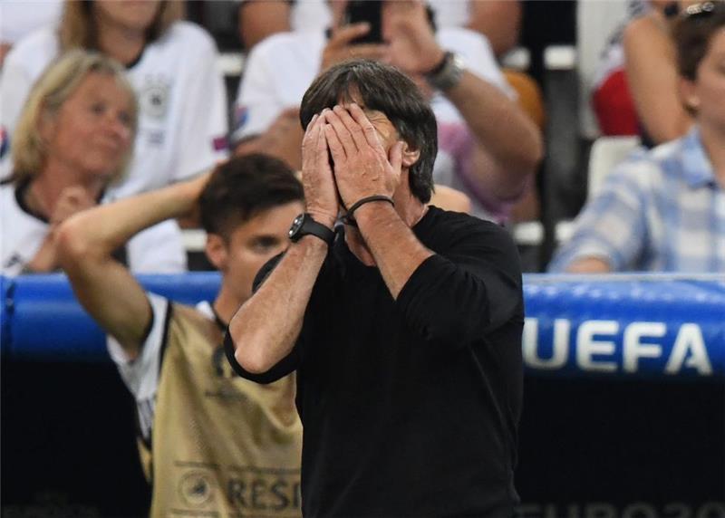 Joachim Löw kann es nicht fassen. Trotz Überlegenheit schied die Nationalmannschaft gegen Gastgeber Frankreich aus. Foto: dpa