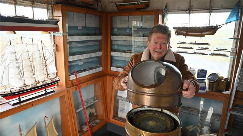 Joachim Steffens öffnet den Kompass im Twielenflether Leuchtturm- und Schifffahrtsmuseum. Der macht durch die besondere Aufhängung die Bewegungen des Schiffes mit.