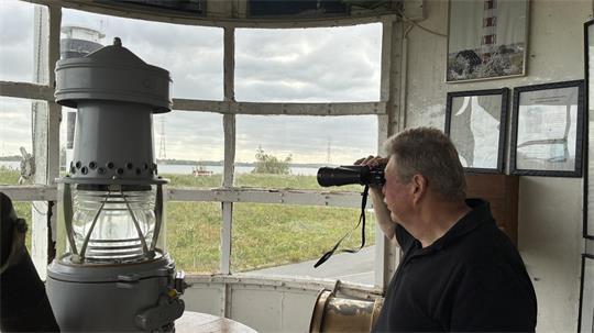 Joachim Steffens von der Bürgerschaft Twielenfleth blickt vom Leuchtturm auf die Elbe.