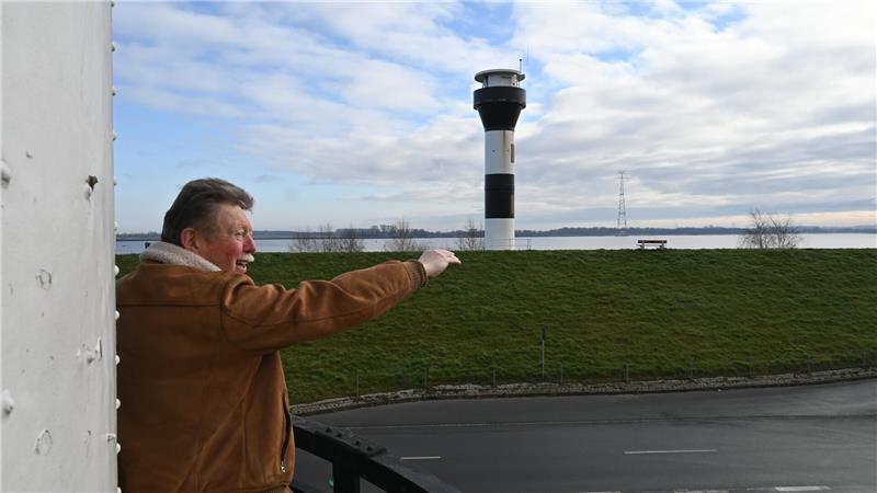 Joachim Steffens zeigt auf die Elbe.
