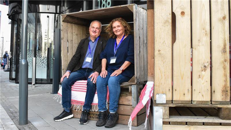 Joachim und Sabine Fronzek entspannen nach vielen Gesprächen bei der Tourismus Lounge 2026. „Dieses Format sollte es öfter geben“, sagt Joachim Fronzeck.
