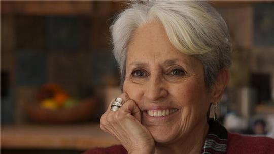 Joan Baez in einer Szene des Films „Joan Baez I Am A Noise“.