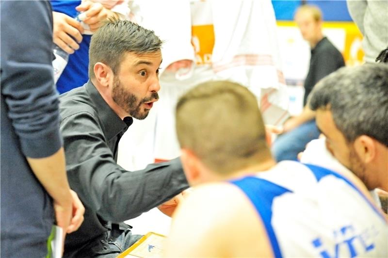 Joan Rallo Fernández schwört seine Spieler ein. Der Stader Trainer setzt gegen Westerstede auf die Heimstärke. Foto: Borchers