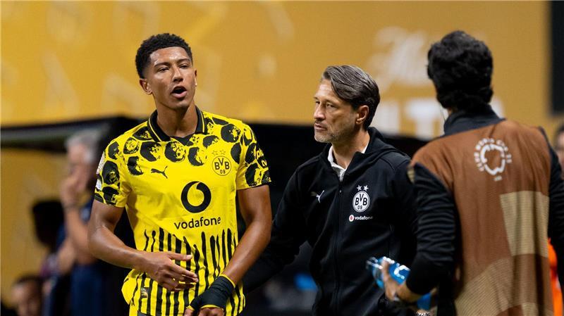 Jobe Bellingham brauchte wegen seiner Gelb-Sperre Trost von Trainer Niko Kovac. 