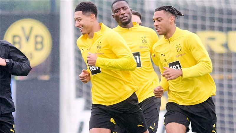 Bellingham sofort gefordert: Hohe Dortmunder Ansprüche Jobe Bellingham (l) geht nach nur wenigen Trainingseinheiten beim BVB schon voran.