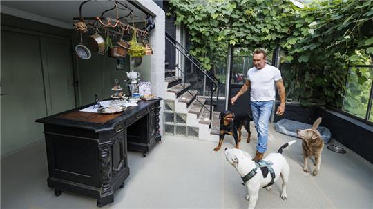 Jochen Bendel setzt sich mit Leib und Seele für den Tierschutz ein. Er ist seit 2018 ausgebildeter Hunde-Trainer und hat bereits zwei Hunde-Ratgeber geschrieben. Foto: MacMatzen/Getty Images für Purina