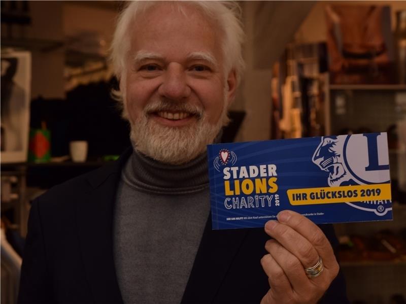 Jochen Köhler zeigt das neue Los für die Lions-Charity 2019. Foto Strüning