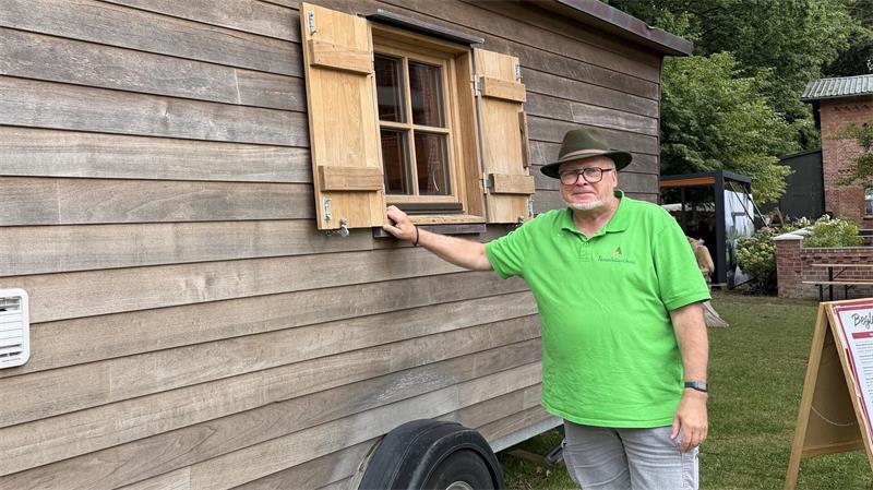 Jochen Naujoks zeigt den Wohnwagen aus Zirbenholz.