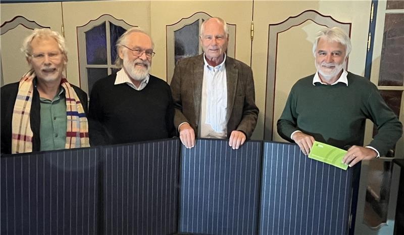 Jochen Sellner sowie Edgar Schmidt und Dr. Hans-Joachim Raydt - bekannt durch ihr Engagement im E-Carsharingverein Dorfstromer und Gerd Grunwald bereiten die Gründung der BEG Altes Land / Horneburg vor (von links); es fehlt Tim Friedrichs. Foto: Vasel