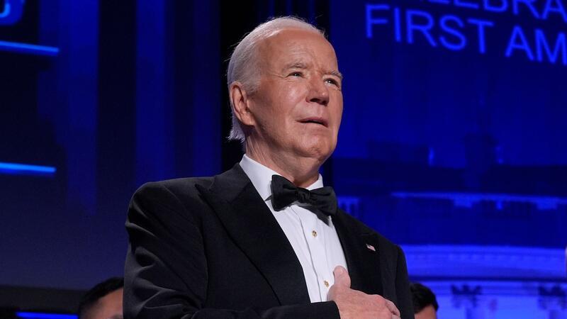 Correspondents‘ Dinner: Trump-Witze und Proteste vor der Tür Joe Biden begann seine Rede mit Blick auf sein Alter selbstironisch, wurde aber auch ernst.