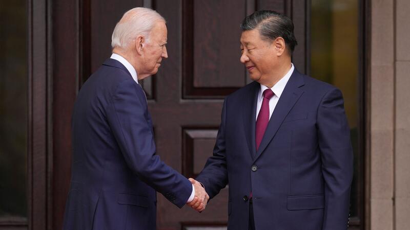 Joe Biden (l.) begrüßt Chinas Präsident Xi Jinping.