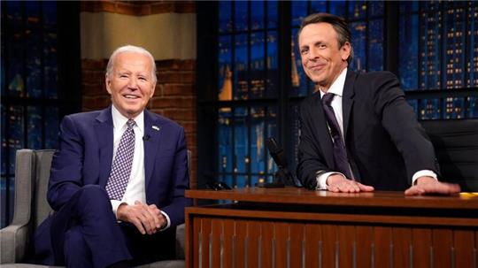 Joe Biden (l) war bereits vor zehn Jahren als Gast in der Sendung „Late Night with Seth Meyers“.