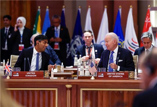 Joe Biden (r.), Präsident der USA, und Rishi Sunak, Premierminister von Großbritannien, während einer Sitzug beim G20-Gipfel.