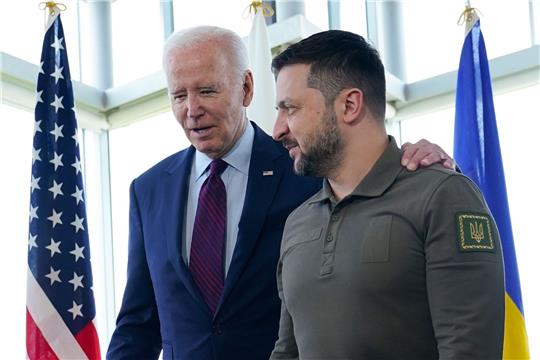 Joe Biden und Wolodymyr Selenskyj unterhalten sich vor einer Arbeitssitzung zur Situation in der Ukraine während des G7-Gipfels im Mai.