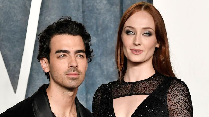 Joe Jonas (l) soll die gemeinsamen Kinder unrechtmäßig in New York festgehalten haben - Sophie Turner (r) wollte die Mädchen zu sich nach England holen. Nun haben sie sich geeinigt.