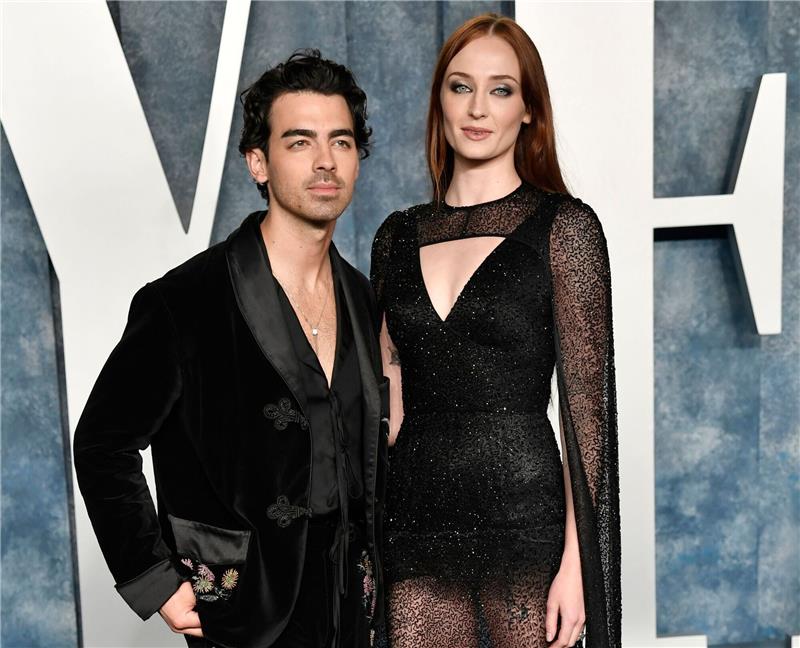 Sophie Turner und Joe Jonas streiten ums Sorgerecht Joe Jonas (l) und Sophie Turner auf der Vanity Fair Oscar Party. Das Paar hat sich getrennt.