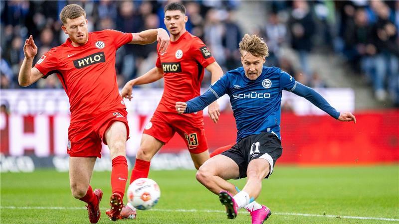 Joel Grodowski (r) erzielte den Führungstreffer für Armninia Bielefeld.