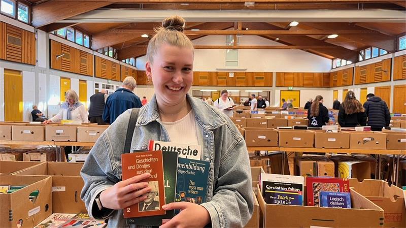 Joelle Lünstedt aus Oldendorf mit ihrer Ausbeute vom Büchermarkt in der Eulsete-Halle.