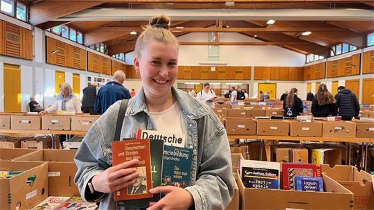 Joelle Lünstedt aus Oldendorf mit ihrer Ausbeute vom Büchermarkt in der Eulsete-Halle.