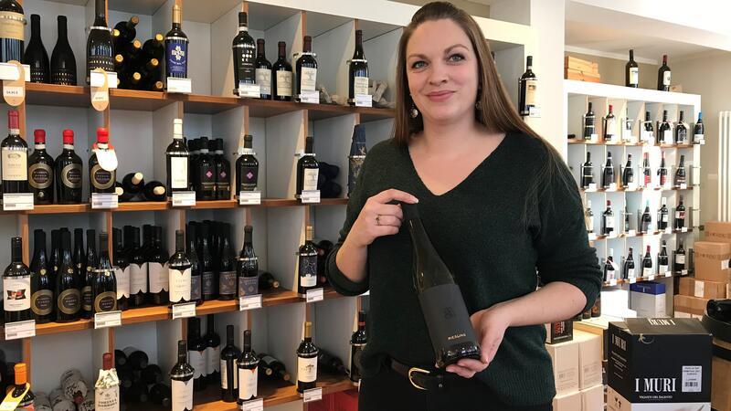 Stader Vinothek schließt: Wie viele Weinläden verträgt die Stadt? Jördis Kleine leitet das Weinlager Ludwig von Kapff am Fischmarkt.