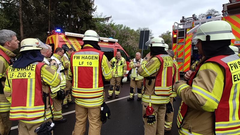 Großfeuer-Alarm an der B73: Gesamte Stader Feuerwehr im Einsatz Jörg Bastian (Mitte) bedankte sich bei der Nachbesprechung bei allen.